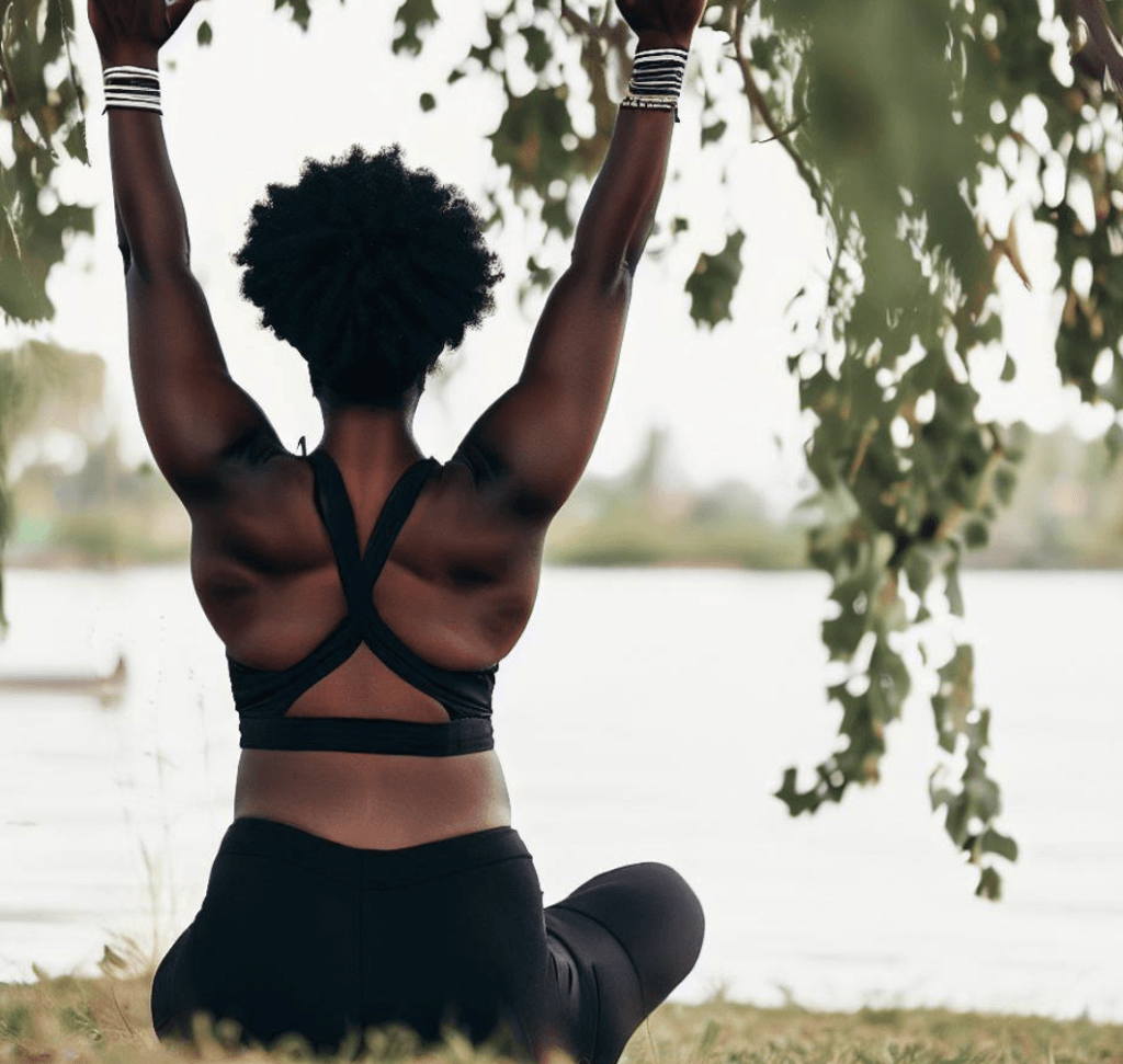 Uma mulher levanta os braços para melhorar a respiração durante a prática de yoga.